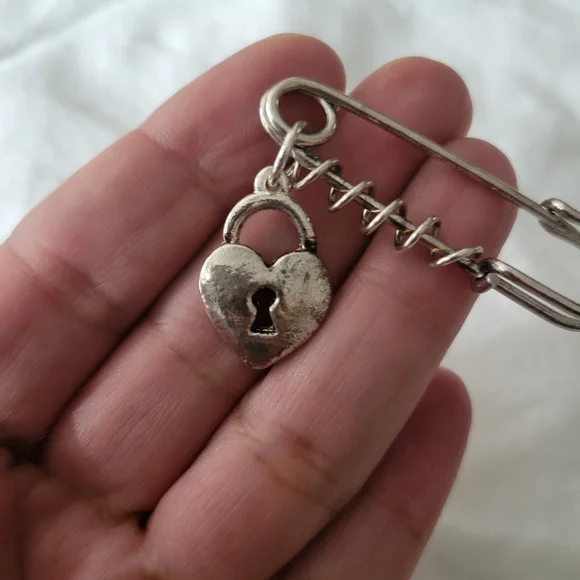 Silver Heart Locket Fashion Brooch Pin Large Safety Pin NWT - Picture 6 of 6